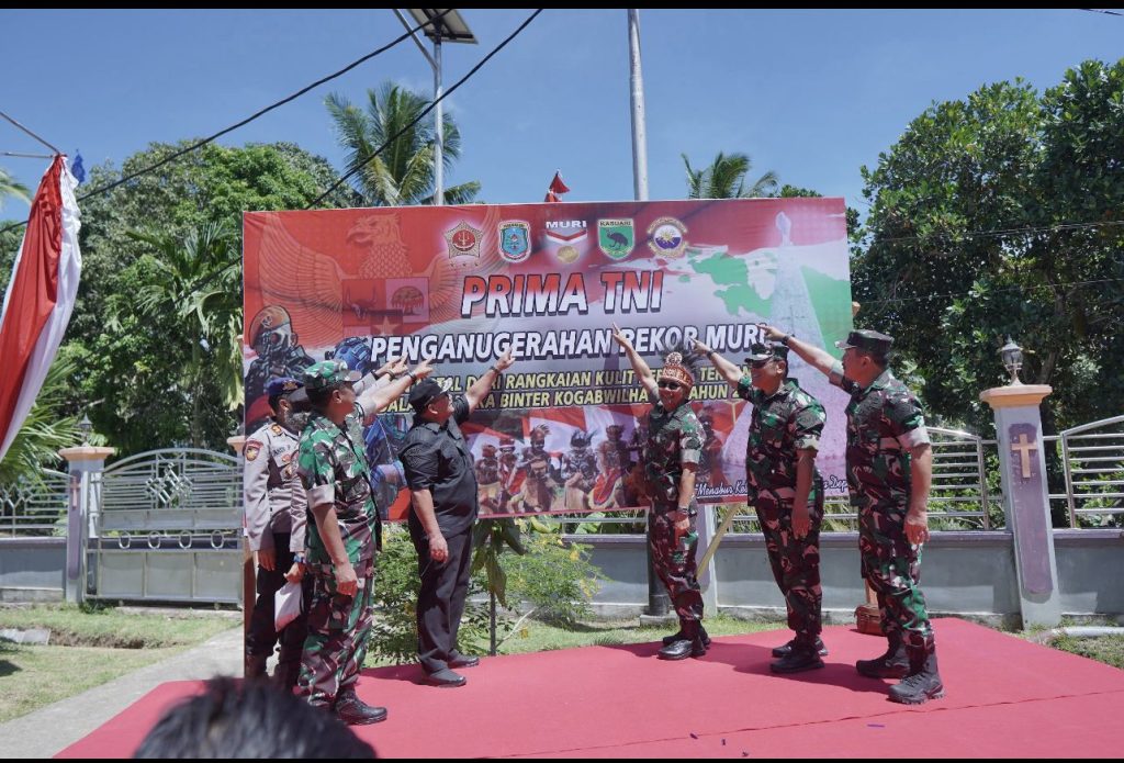 Rekor MURI Pohon Natal dari Kulit Kerang Pecah di Launching Prima TNI “Mutiara Papua”